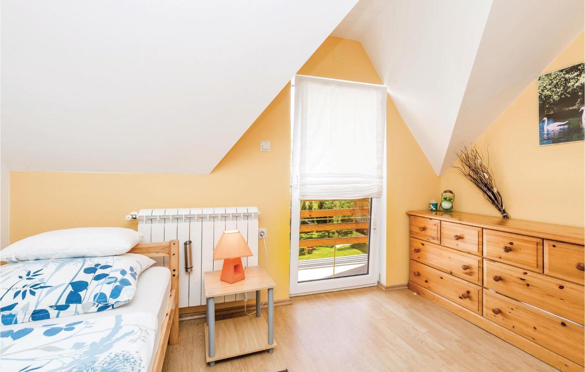 2 Bedroom Cozy Home In Licko Lesce Экстерьер фото