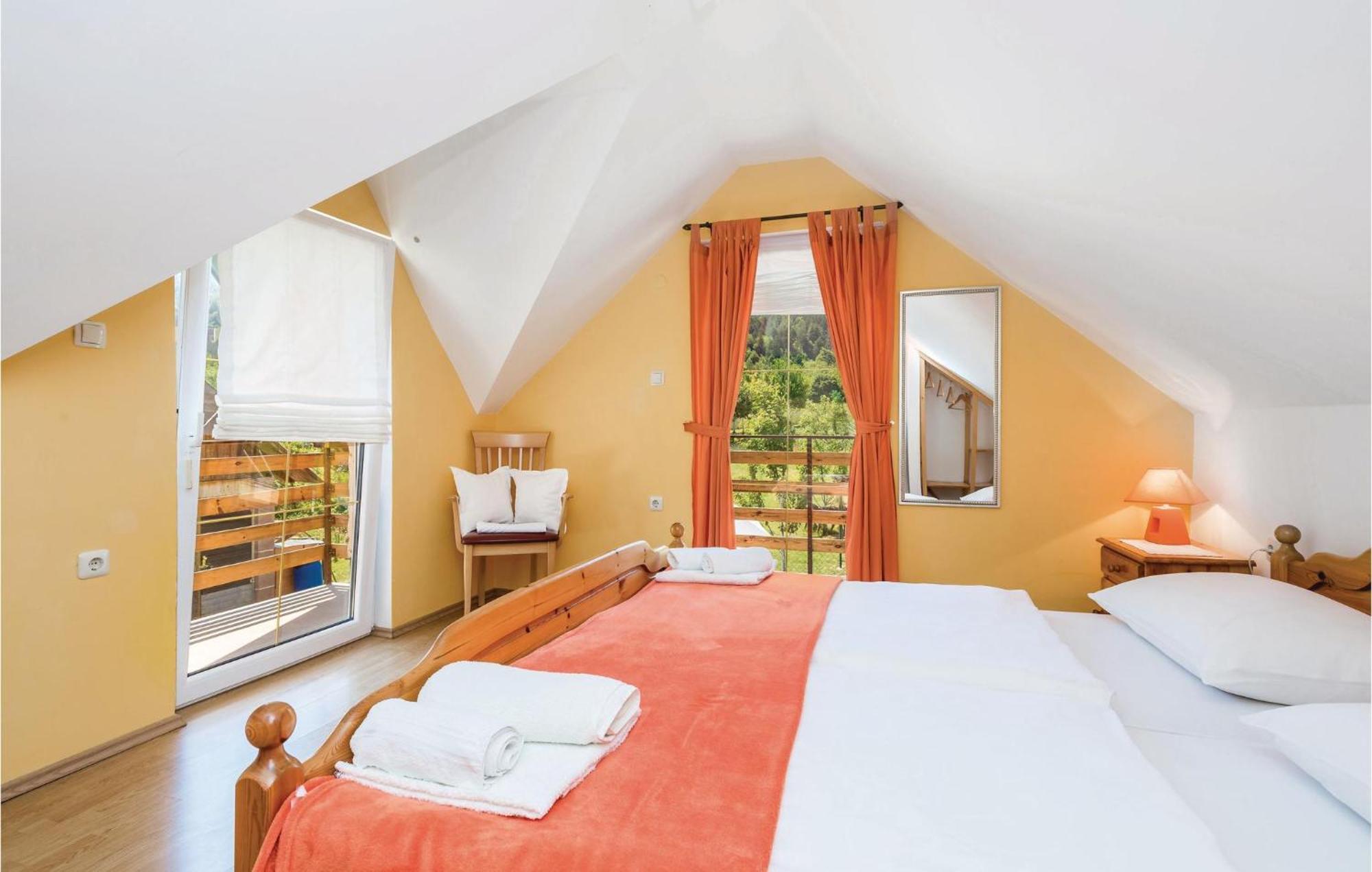 2 Bedroom Cozy Home In Licko Lesce Экстерьер фото