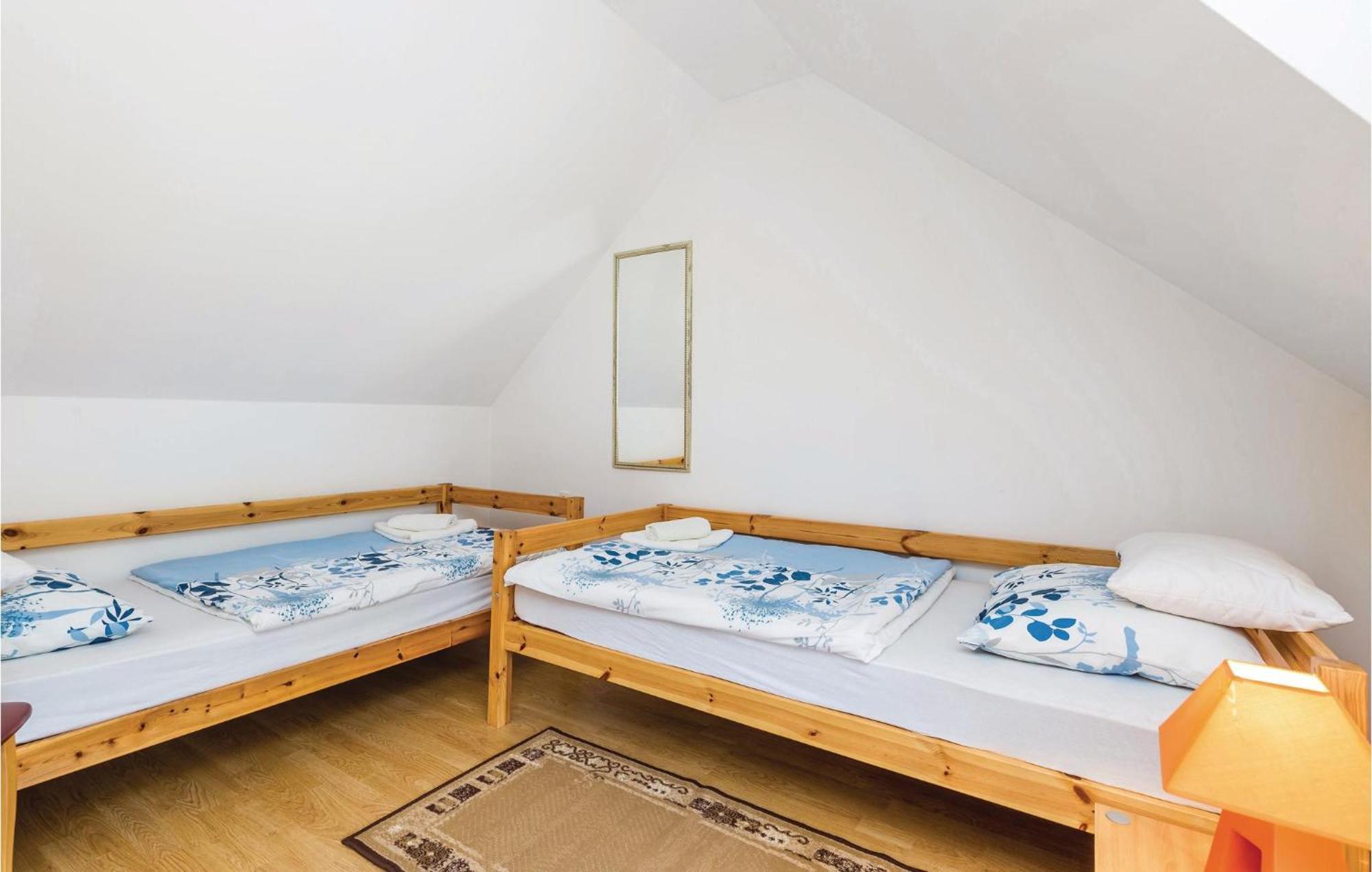 2 Bedroom Cozy Home In Licko Lesce Экстерьер фото